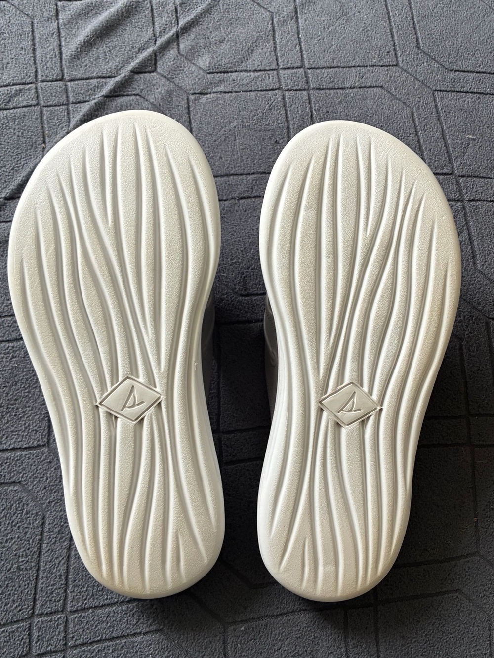 Sperry Women’s Gray Foam Flip Sandals - Picture 4 of 5